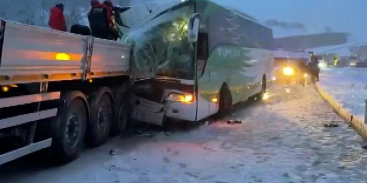 Tokat-Sivas yolunda yolcu otobüsü tıra çarptı: Yaralılar var
