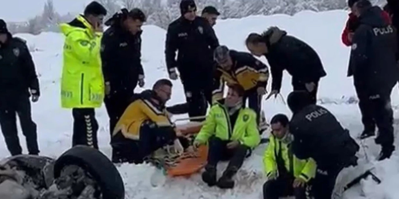 Erzincan'da polis aracı şarampole devrildi: 2 kişi yaralandı