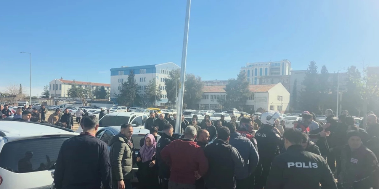 Şanlıurfa'da adliye önünde kavga: 2 kişi yaralandı