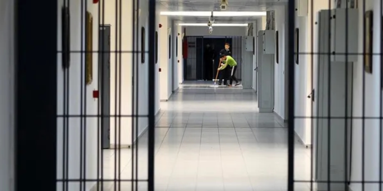 Cezaevinde infaz koruma memurlarına saldırı