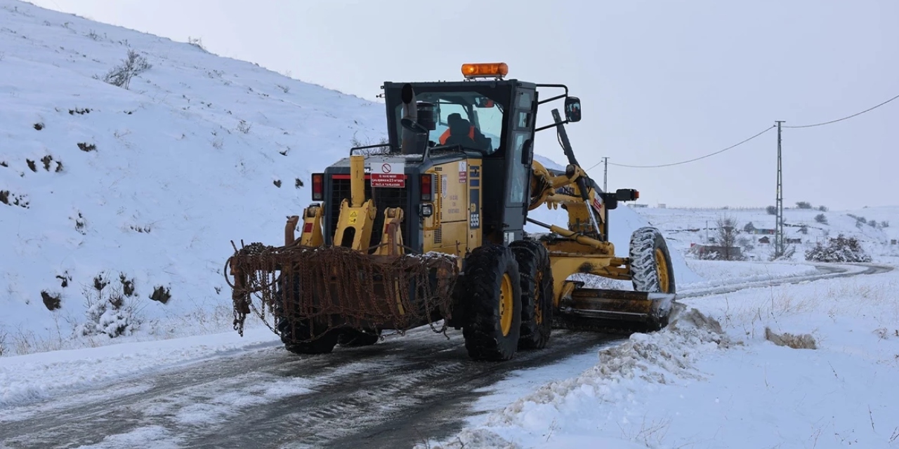 Sivas'ta kar yağışı ve tipi nedeniyle 637 yerleşim yerinin yolu ulaşıma kapalı