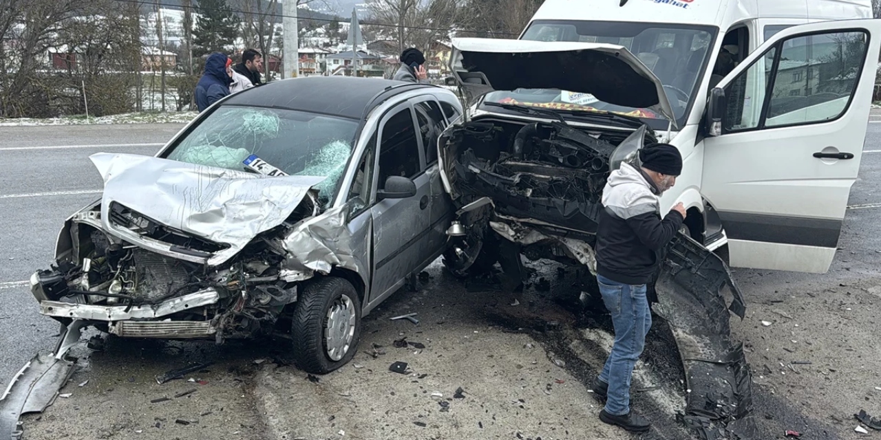 Bolu'da otomobil ile minibüs çarpıştı: Ölü ve yaralılar var
