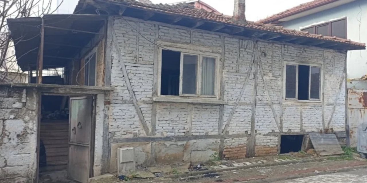 Sakarya'da bir kişi evinde çıkan yangında hayatını kaybetti