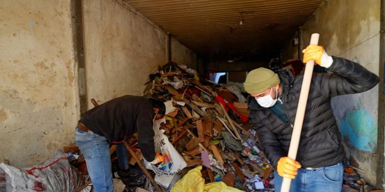 Mersin'de bir evden 28 kamyon çöp çıkarıldı