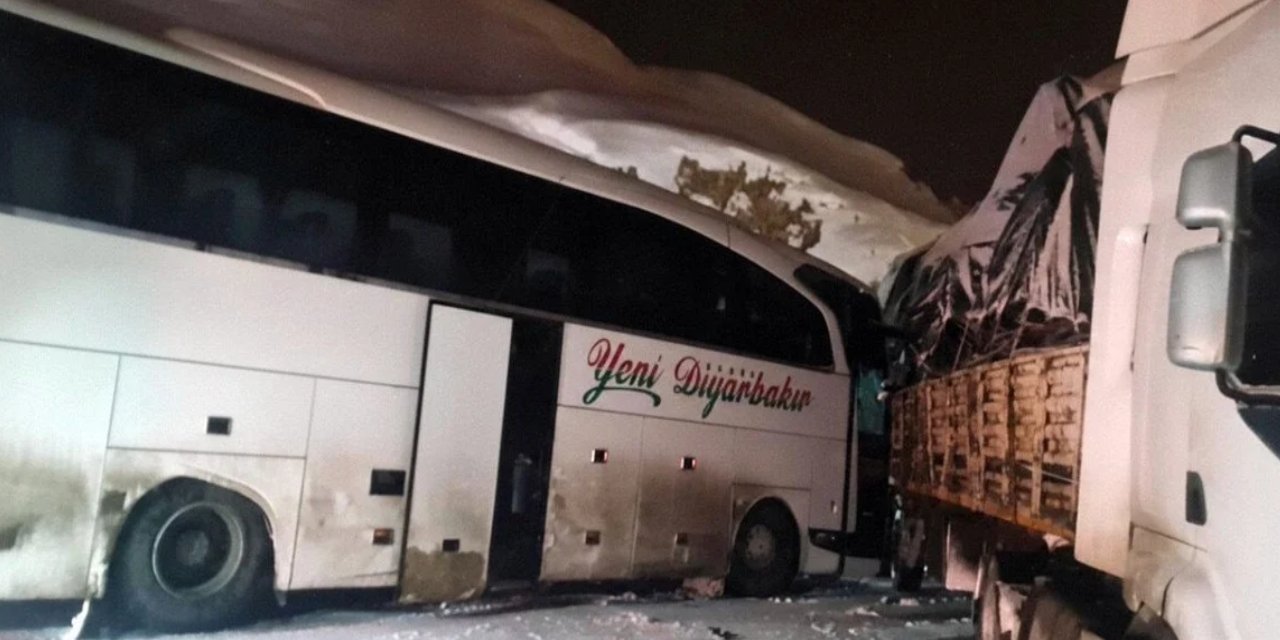 Bingöl'de yolcu otobüsü tıra çarptı: 3 yolcu yaralandı