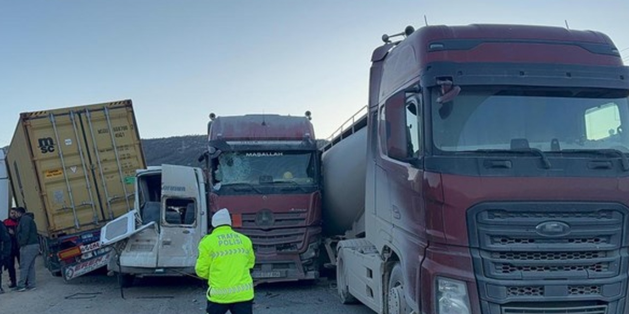 Hatay'da 11 araç birbirine girdi: 11 kişi yaralandı