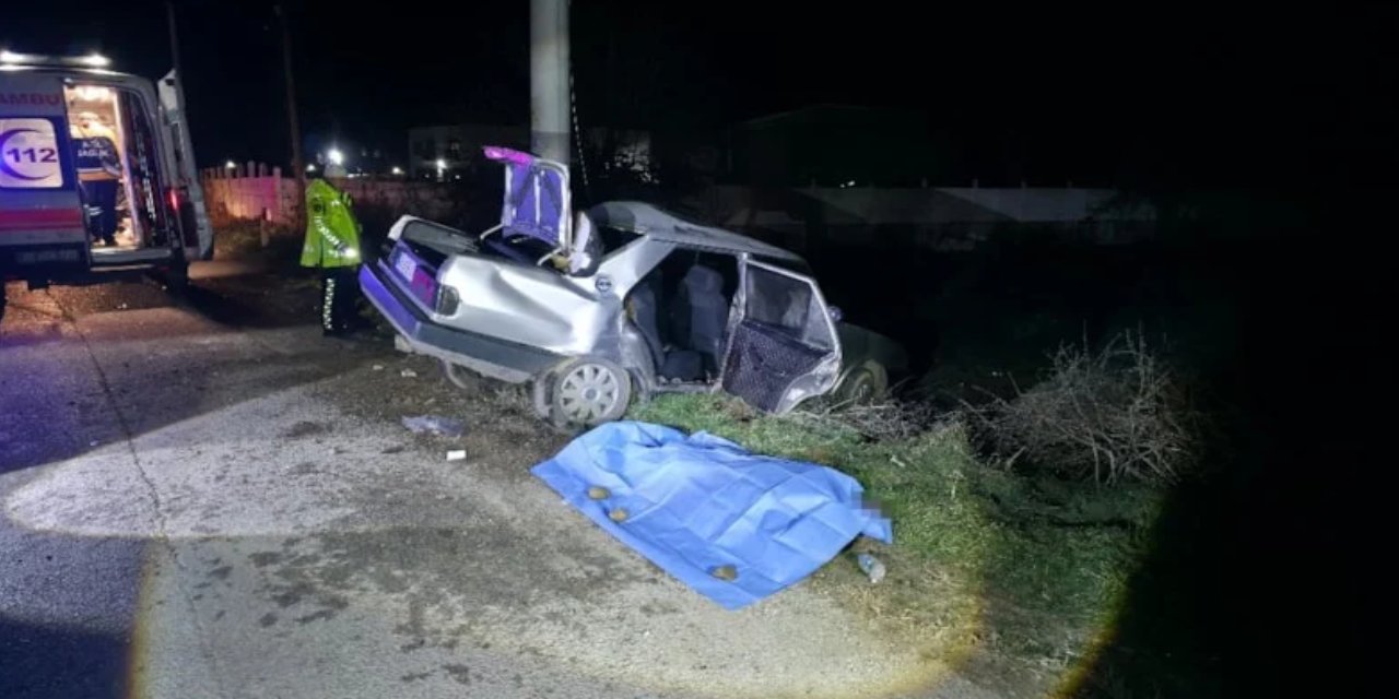 Manisa'da otomobil elektrik direğine çarptı: 1 kişi hayatını kaybetti
