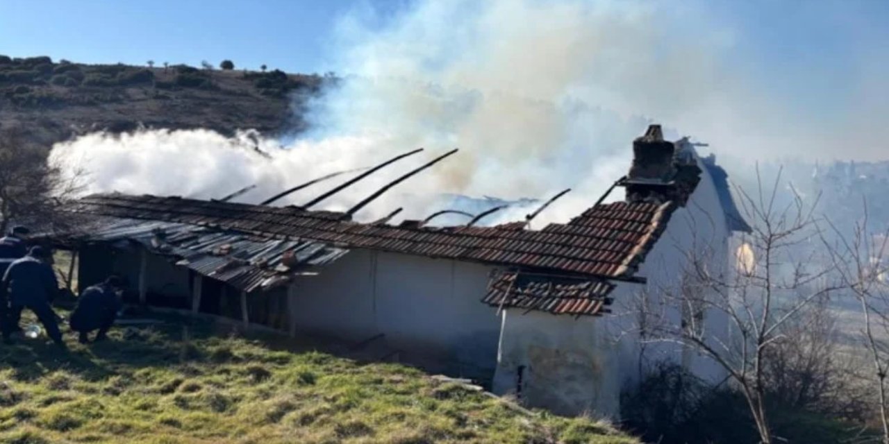 Uşak'ta bir evde yangın çıktı: 1 kişi hayatını kaybetti