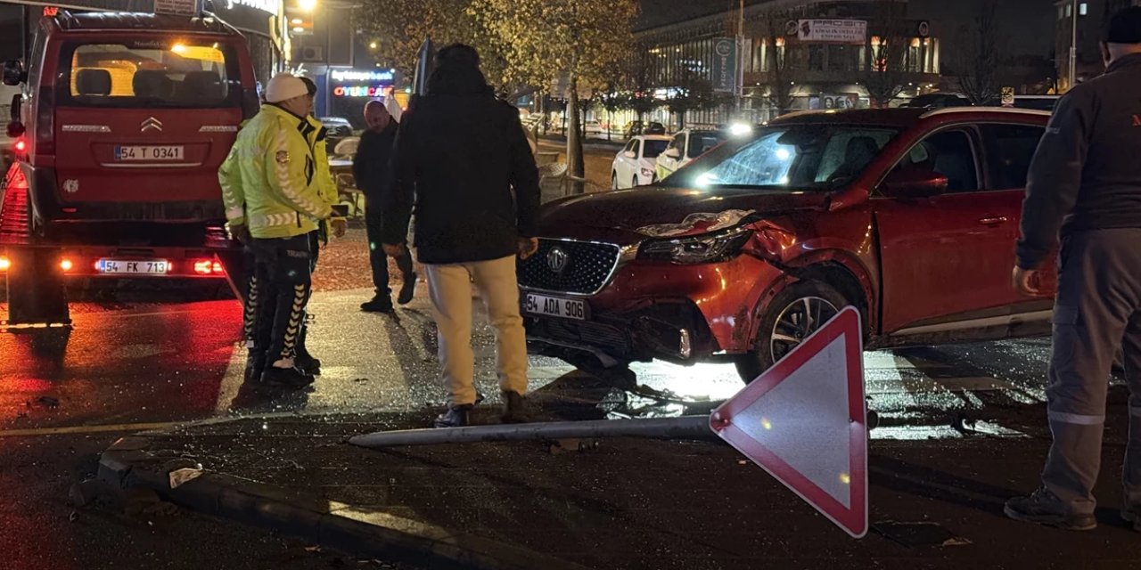 Sakarya'da iki araç birbirine girdi: 5 yaralı