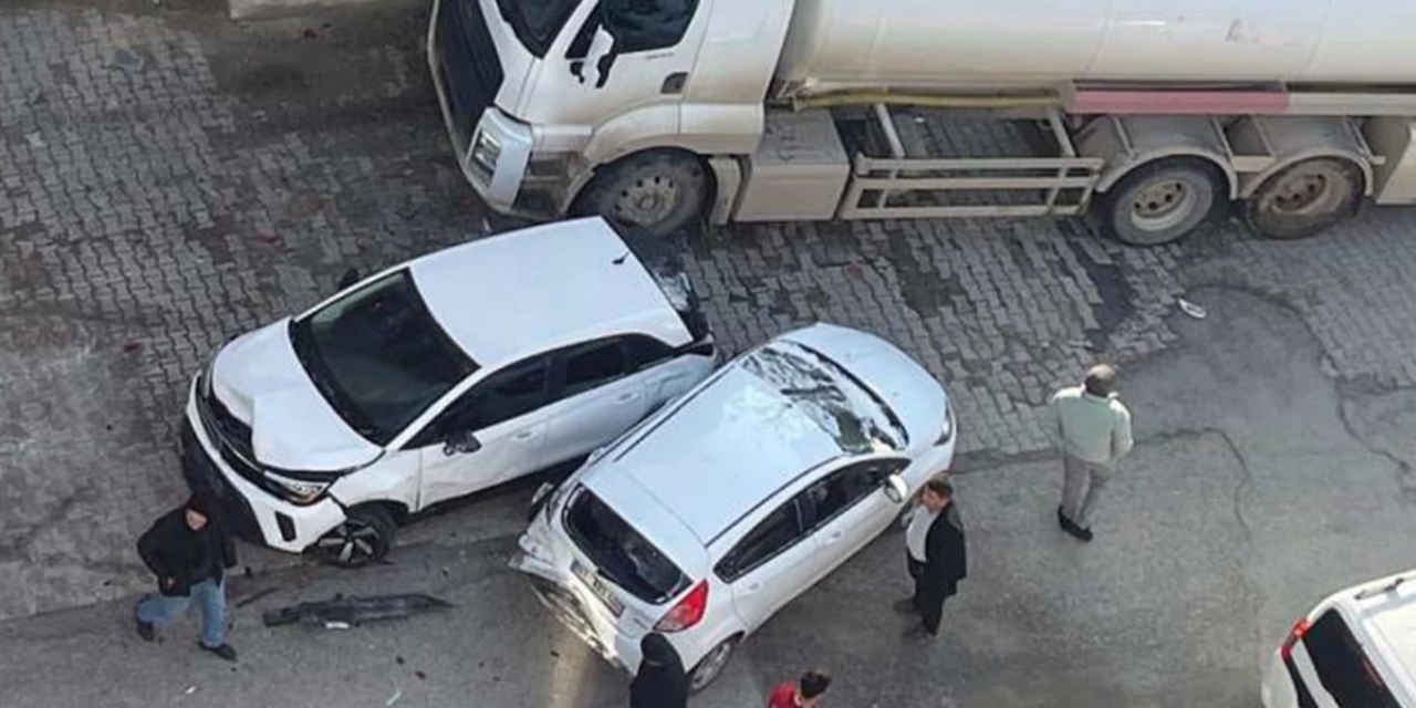 Batman'da freni boşalan akaryakıt tankeri 8 araca çarptı