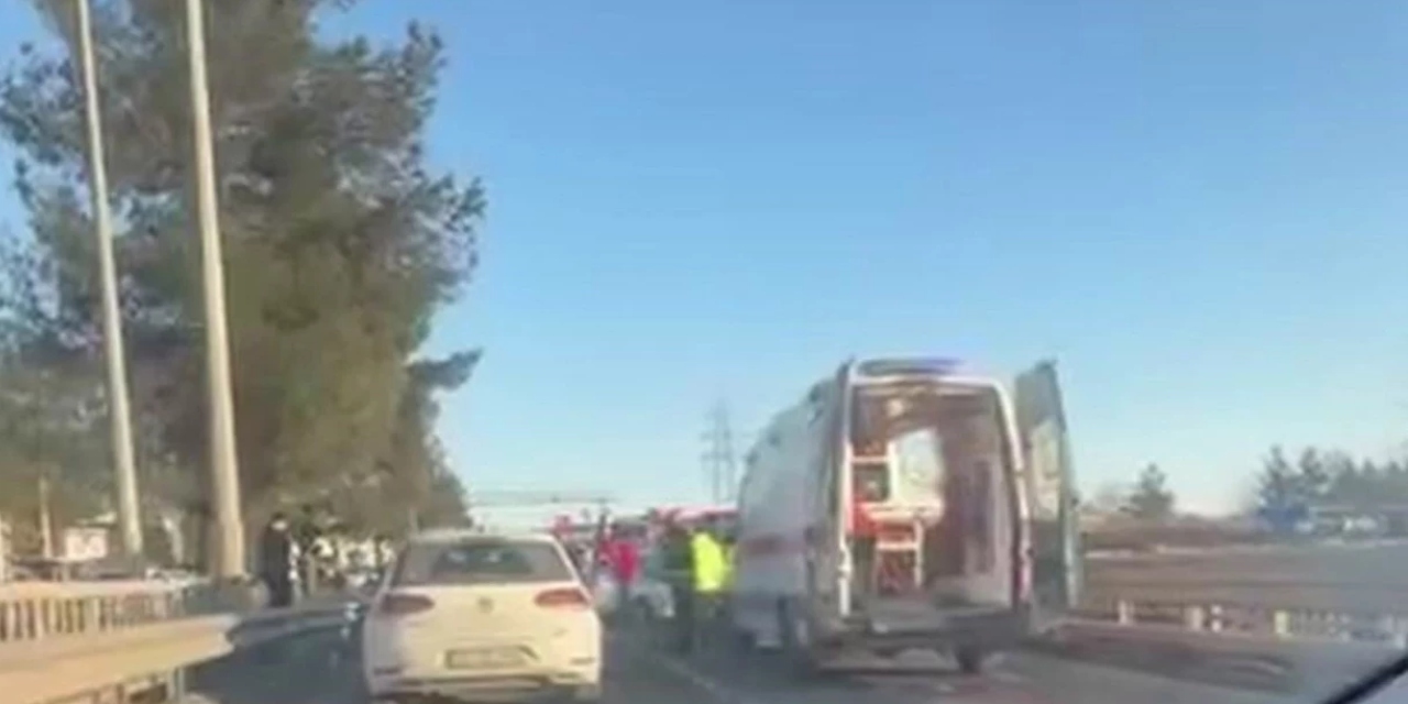 Diyarbakır'da iki araç çarpıştı: Ölü ve yaralı var