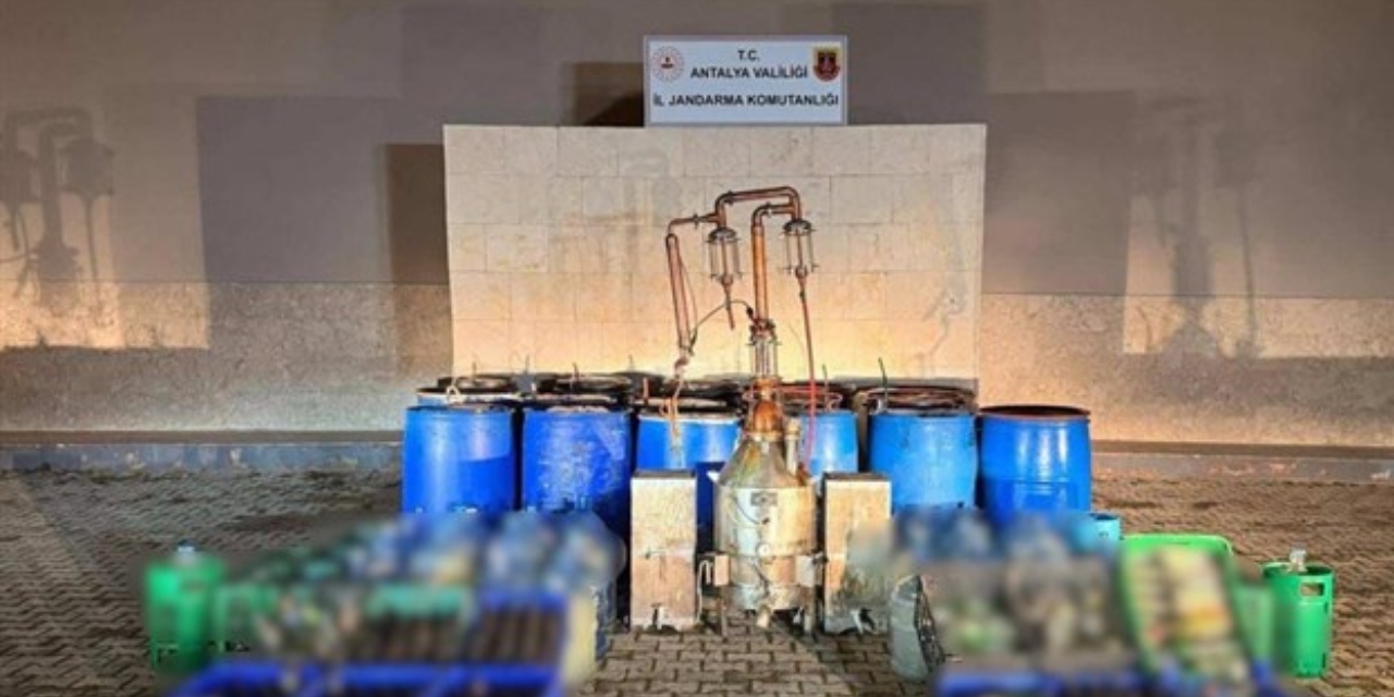 Antalya'da 4 bin 663 litre sahte ve kaçak alkol ele geçirildi