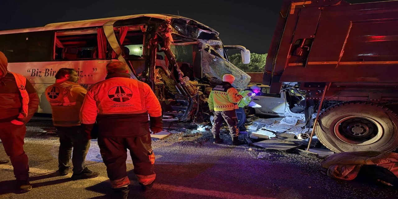 TEM Otoyolu'nda feci kaza: Ölü ve yaralılar var