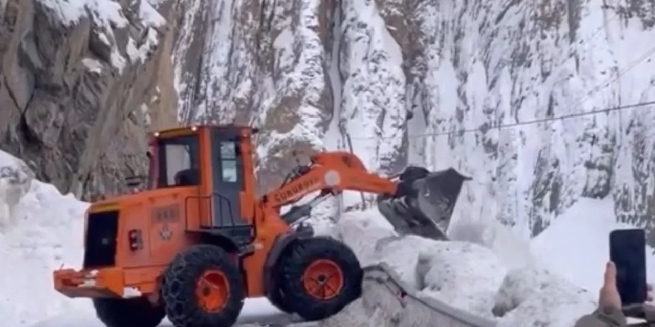 Hakkari-Yüksekova karayoluna çığ düştü
