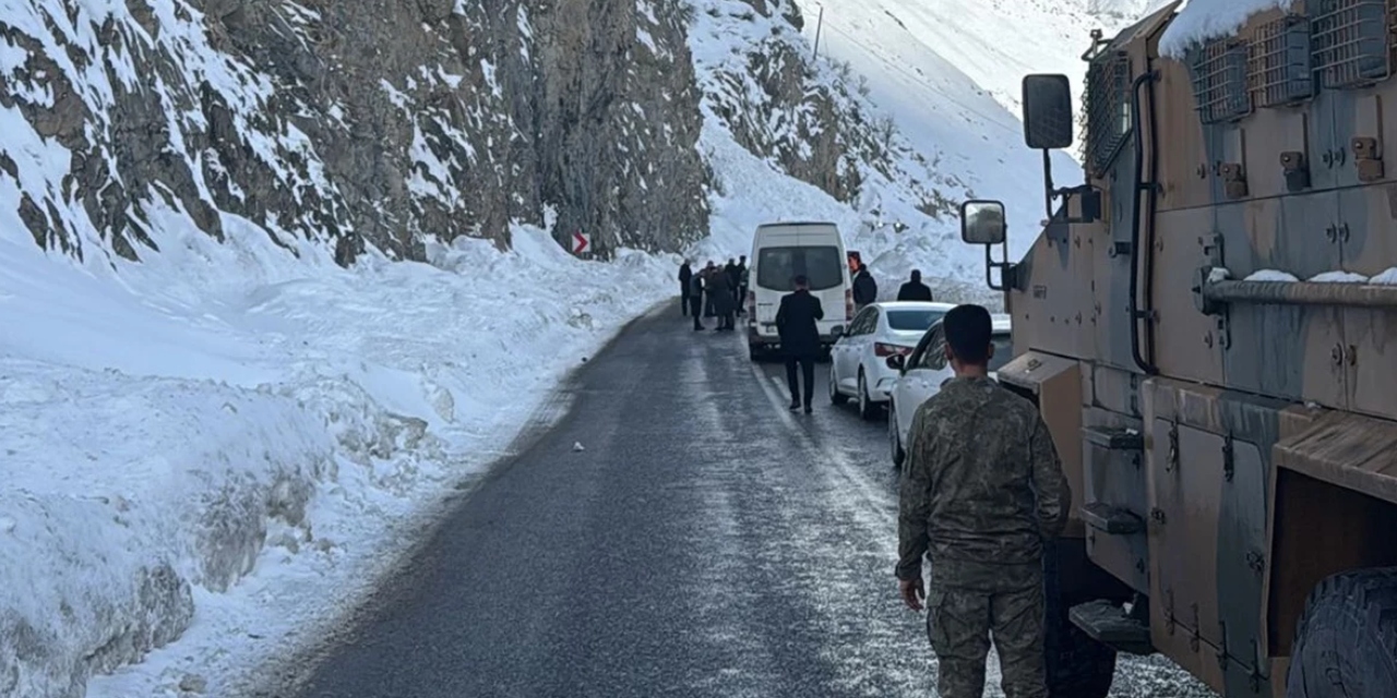 Hakkari’de Van ve Çukurca kara yollarında 3 ayrı noktaya çığ düştü