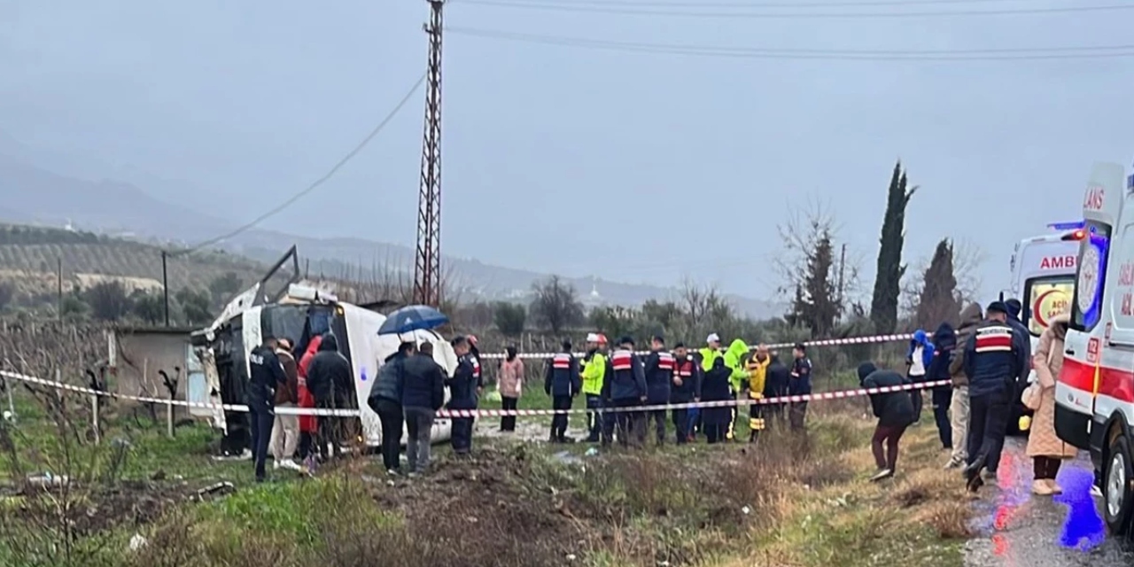 Memurları taşıyan servis üzüm bağına uçtu: 25 kişi yaralandı