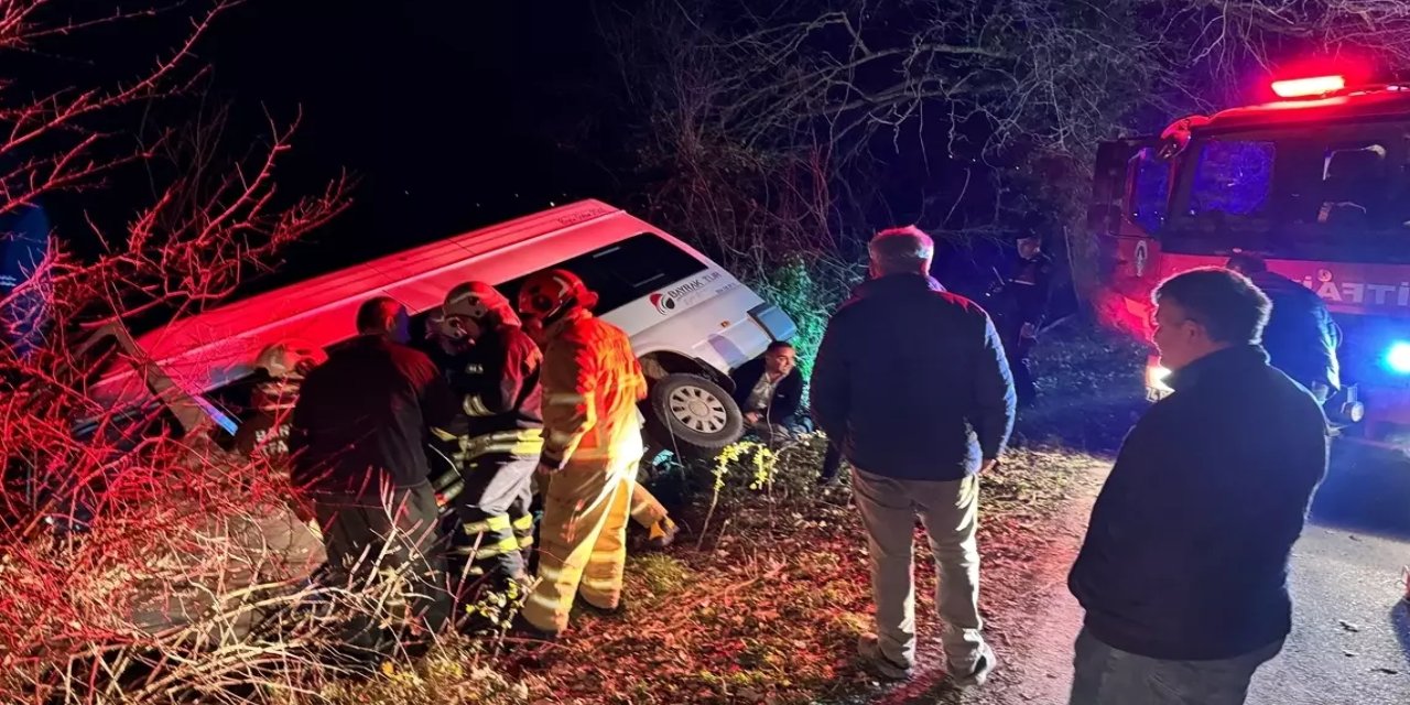 Bartın'da minibüs devrildi: 4 kişi yaralandı