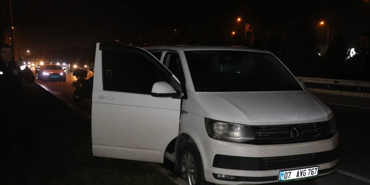 Antalya'da park halindeki minibüste ölü bulundu