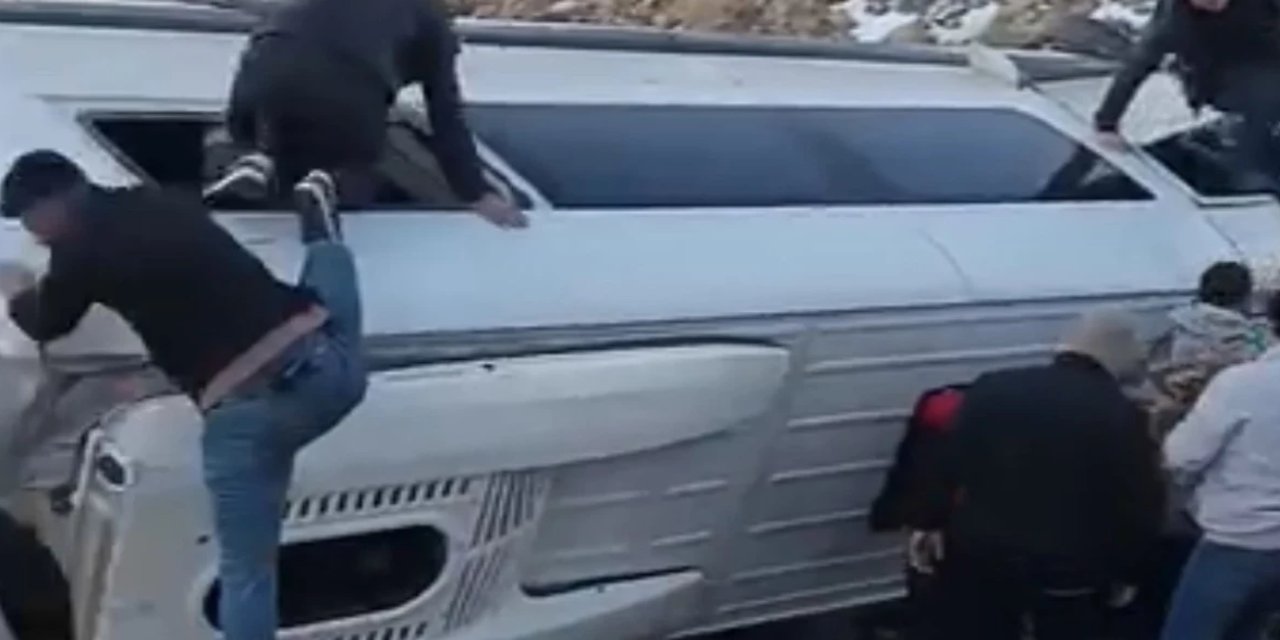 Gaziantep'te işçi servisi şarampole devrildi: Çok sayıda yaralı var