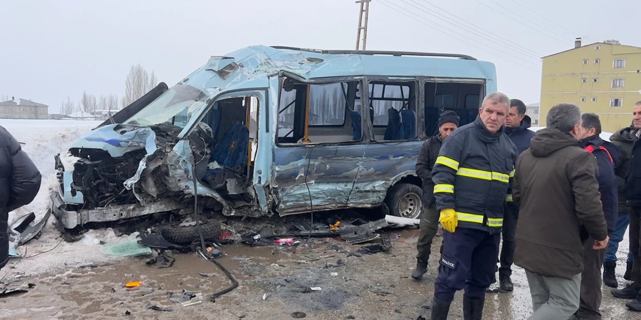 Yüksekova'da halk otobüsüyle minibüs çarpıştı: Yaralılar var