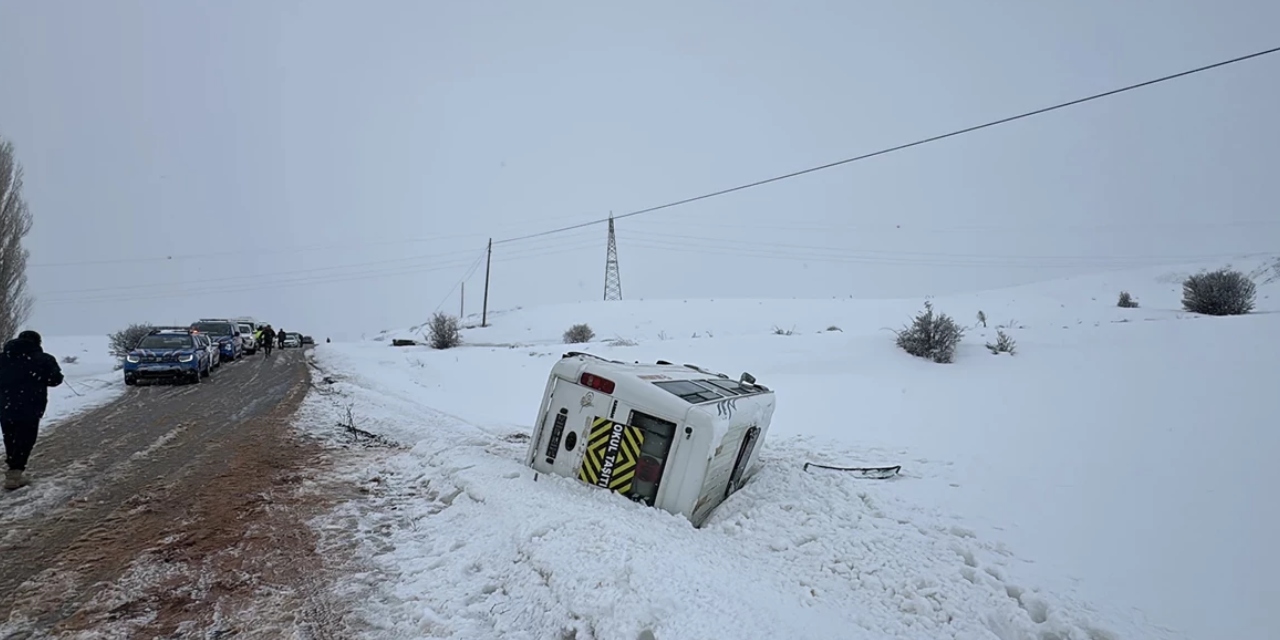 Sivas'ta öğrenci servisi şarampole devrildi: 10 kişi yaralandı
