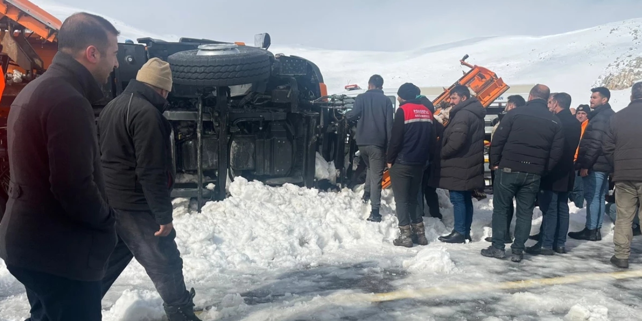 Tendürek Geçidi'nde kar küreme aracı devrildi: 2 kişi hayatını kaybetti