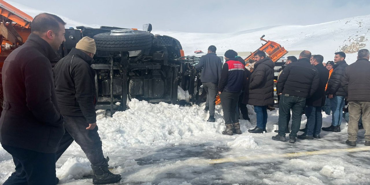 Van'da kar küreme aracı devrildi: 2 kişi hayatını kaybetti