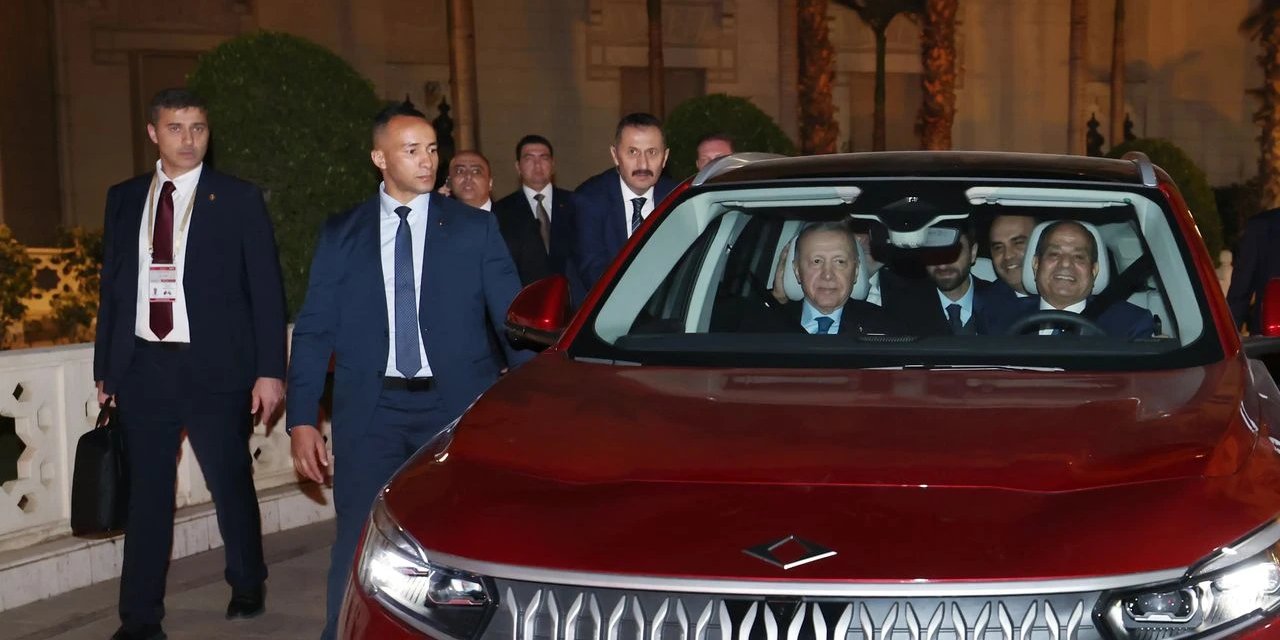 Cumhurbaşkanı Erdoğan Sisi'ye TOGG hediye etti