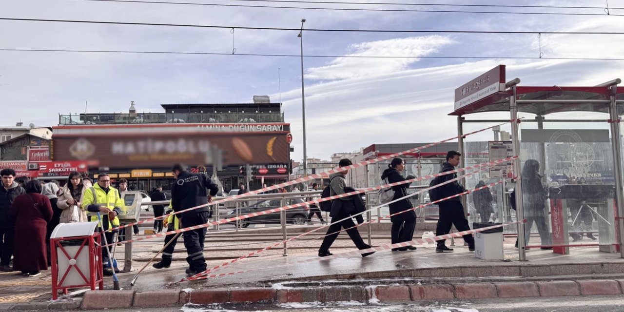 Kayseri'de otomobil tramvay durağına girdi: 3 yaralı