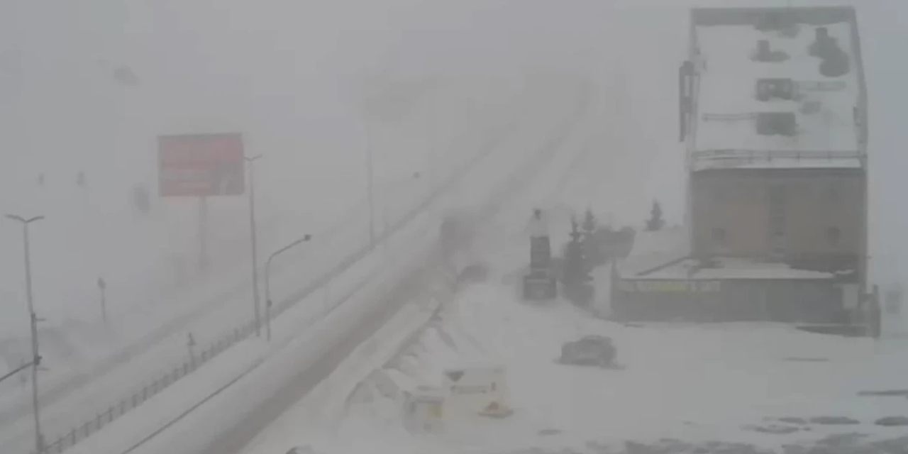 Kayseri'de yoğun kar yağışı ve tipi yolu kapattı