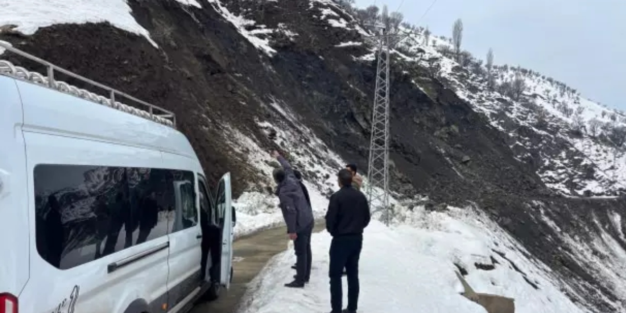 Batman'da heyelan: 2 minibüs mahsur kaldı