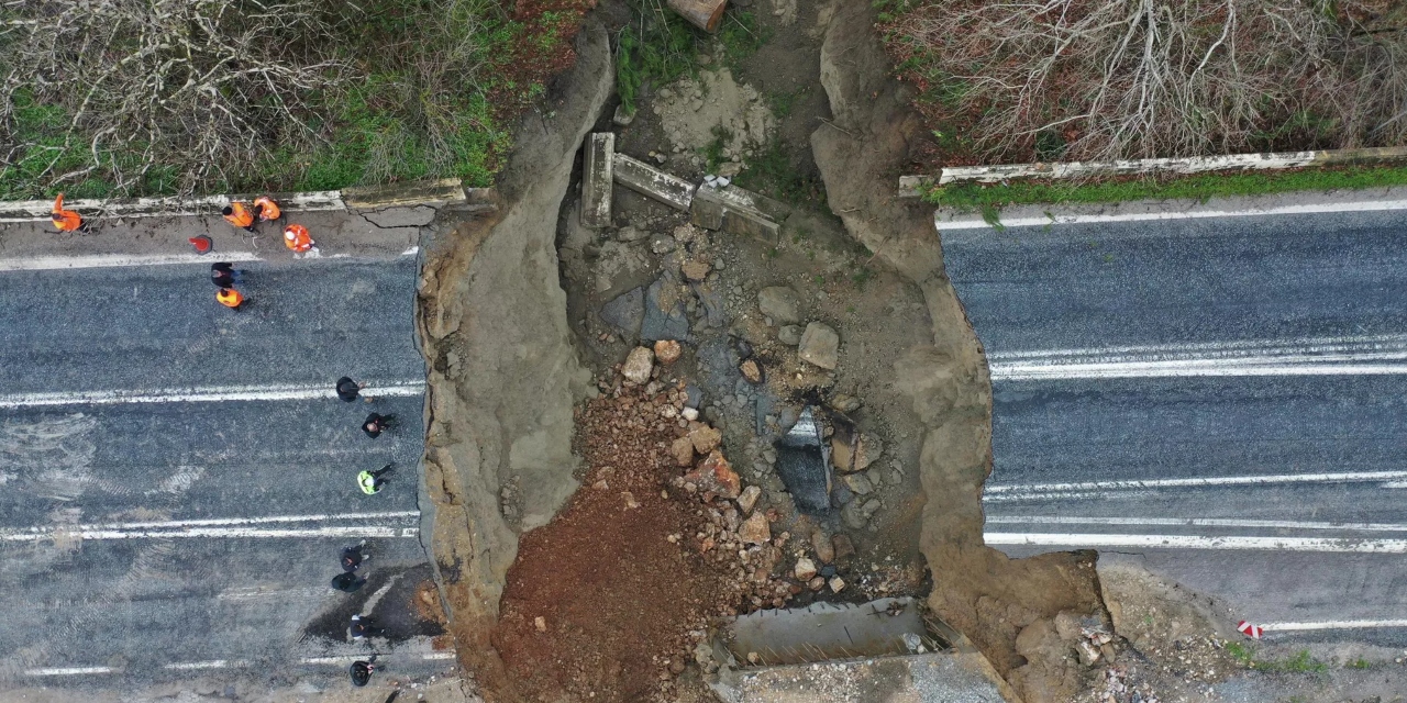 İzmir'de şiddetli yağış nedeniyle Selçuk-Aydın kara yolu çöktü