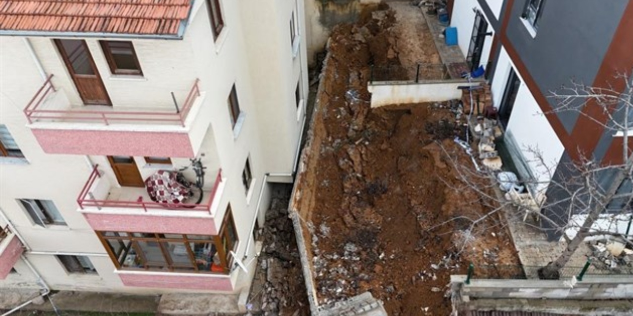 Ankara'da istinat duvarı yıkıldı: 5 apartman boşaltıldı