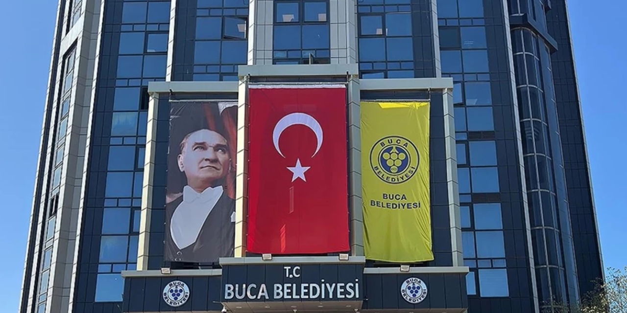 Buca Belediyesine yönelik rüşvet operasyonunda yakalanan 26 zanlı adliyeye sevk edildi
