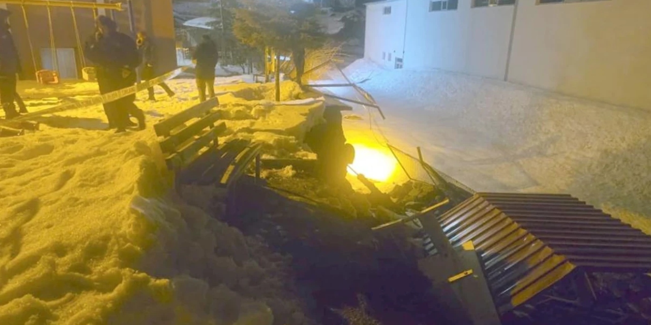 Hakkari’de istinat duvarı çöktü