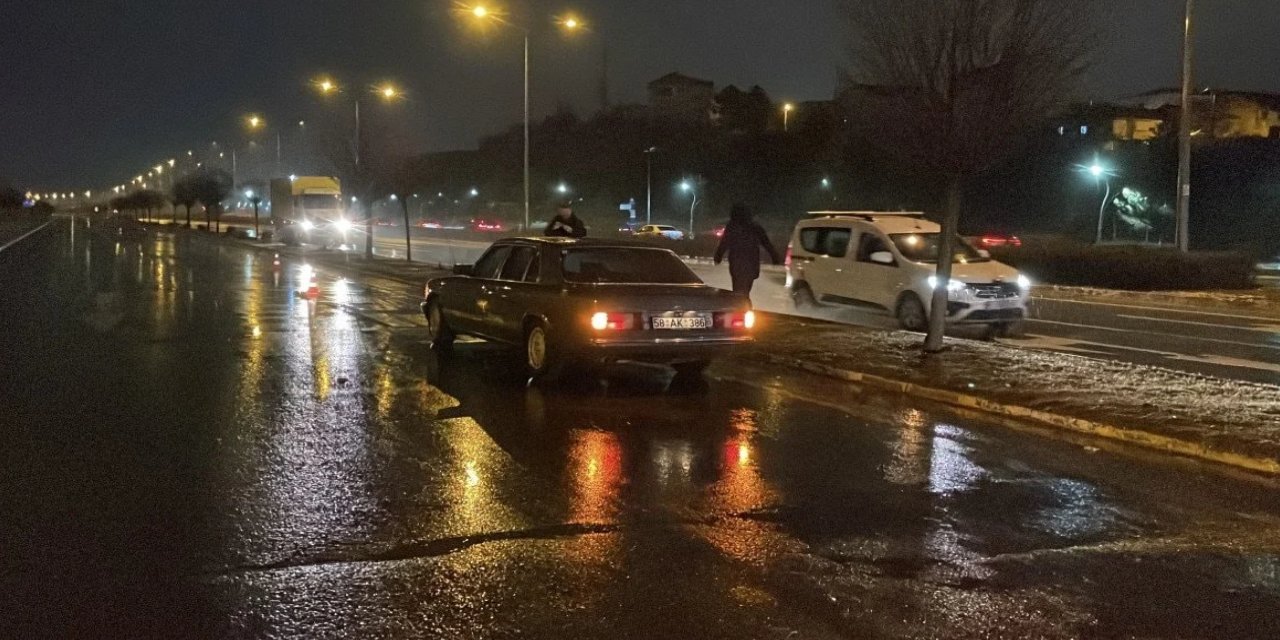 Sivas'ta karşıya geçmek isteyen yayaya araba çarptı: Ağır yaralandı