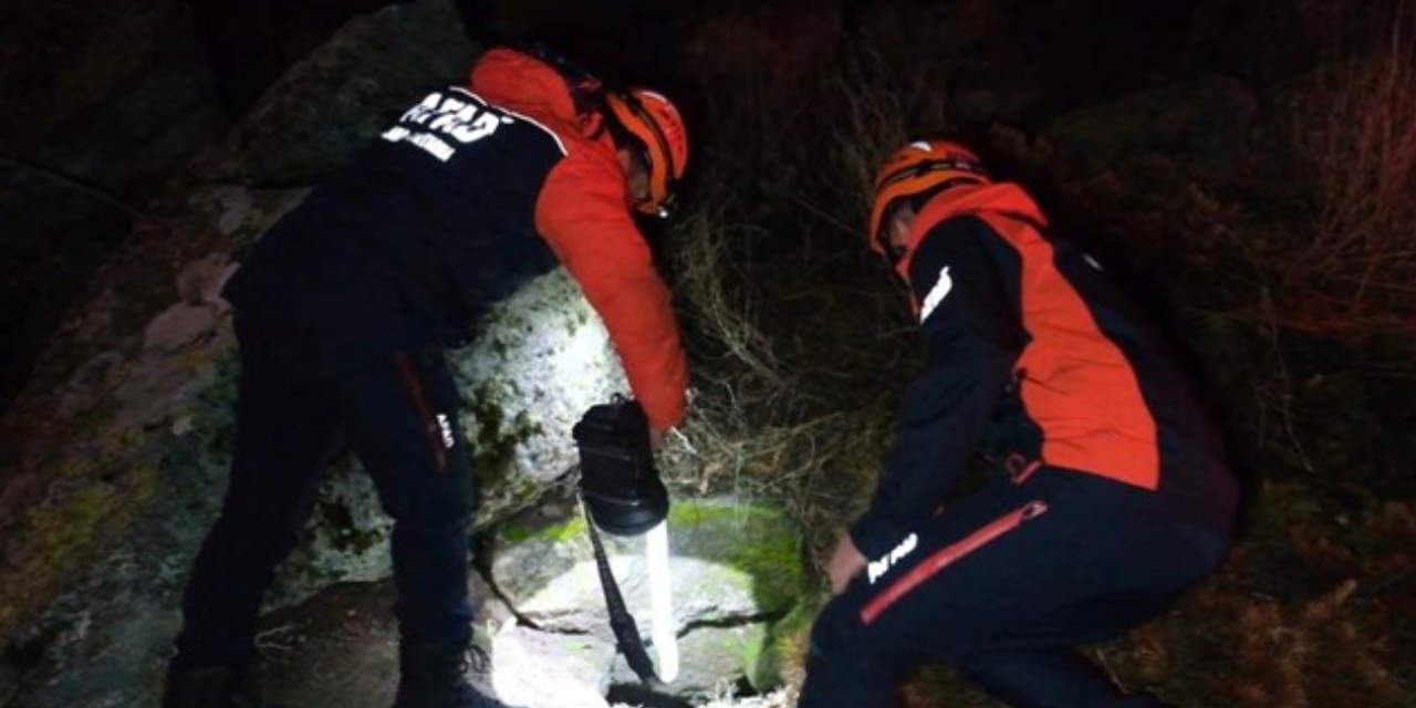 Define bulmak için girdikleri sarnıçta mahsur kaldılar