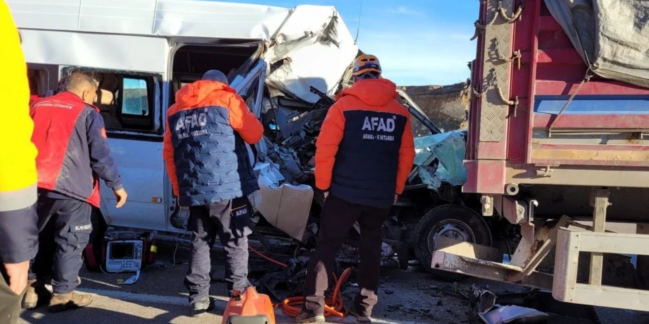 Kayseri'de öğrenci servisi tıra çarptı: 1 kişi hayatını kaybetti