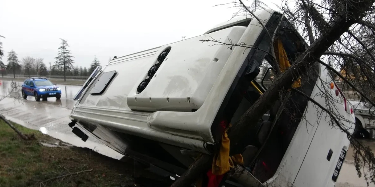 Askeri nakil minibüsü devrildi: Çok sayıda yaralı var