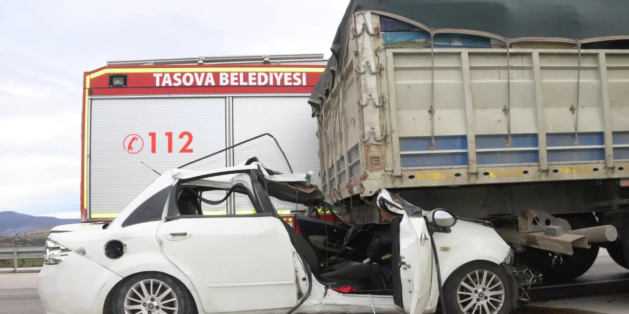 Tıra arkadan çarpan araçtaki iki kişi hayatını kaybetti