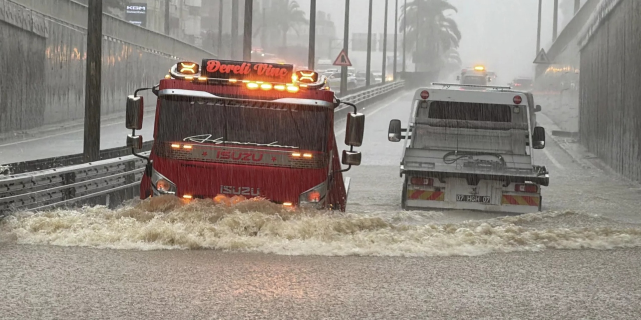 Adıyaman'da minibüs sele kapıldı: 3 kişi kurtarıldı