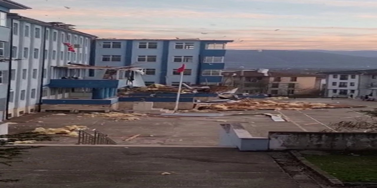 Düzce'de bir okulun çatısı uçtu: Okul tatil edildi