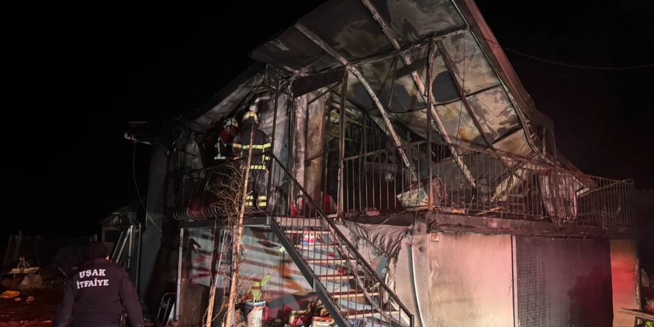 Uşak'ta prefabrik evde yaşayan yaşlı çift yangında hayatını kaybetti