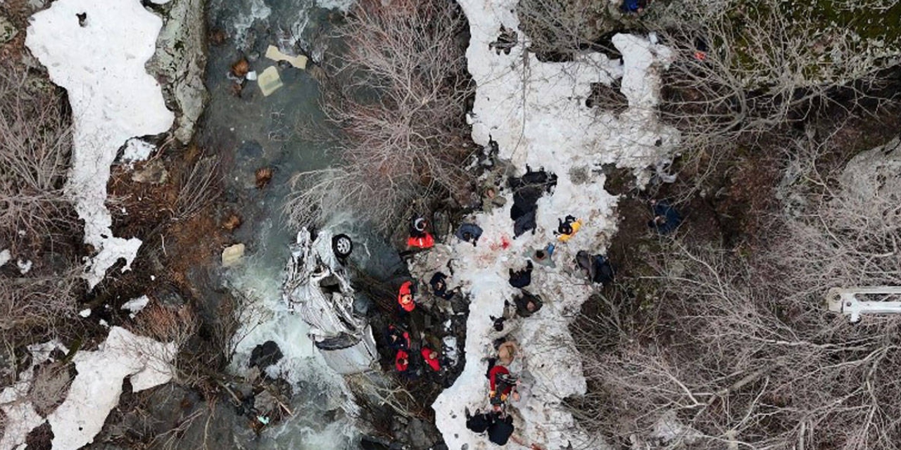 Bitlis'te hafif ticari araç dereye uçtu: 3 kişi hayatını kaybetti