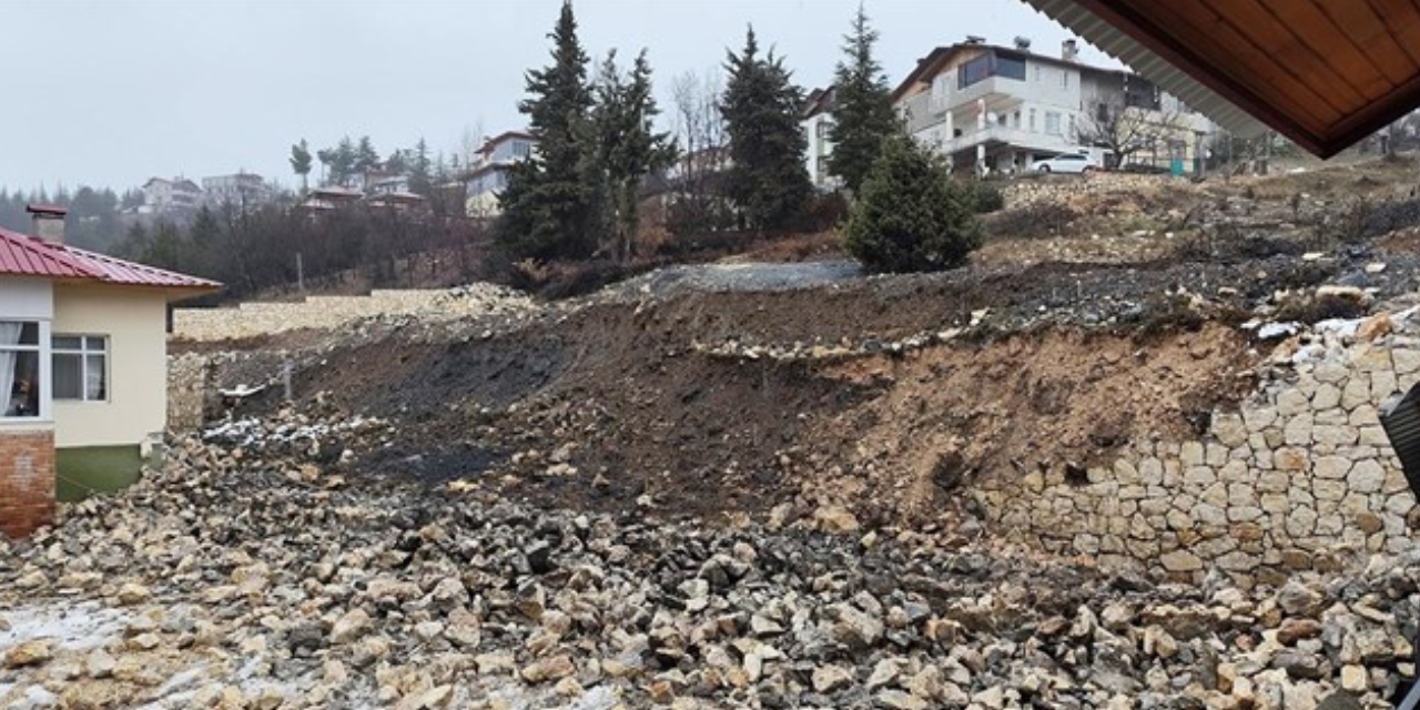 Mersin'de kuvvetli yağış istinat duvarını yıktı