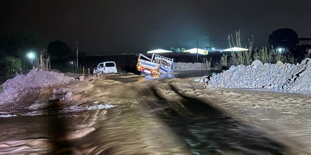 Manisa'da dere taştı, iki araç suda mahsur kaldı