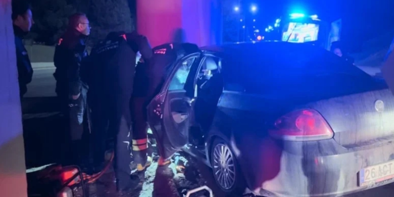 Eskişehir'de kontrolden çıkan otomobil köprünün kolonuna saplandı: 2 kişi yaralandı