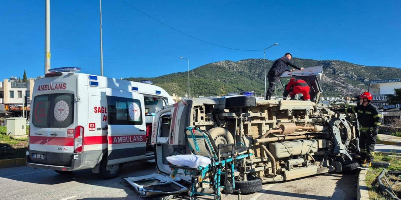 Muğla'da hasta taşıyan ambulans devrildi: 4 kişi yaralandı