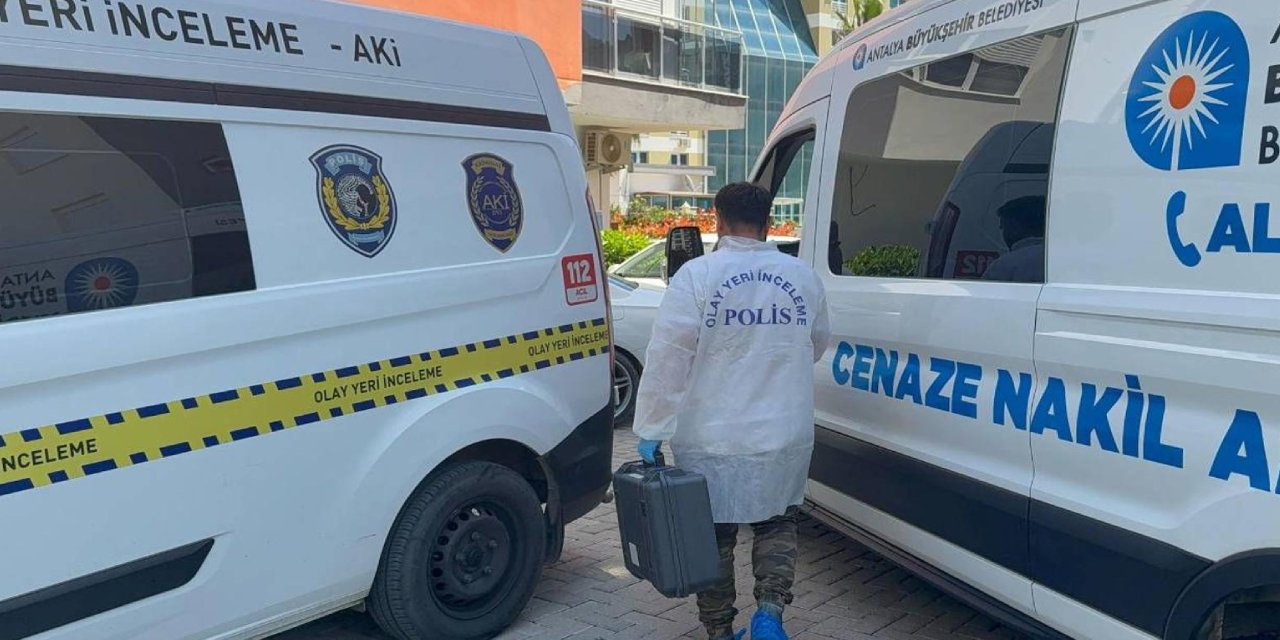 Antalya'da bir şahıs birlikte yaşadığı kadını öldürdükten sonra intihar etti