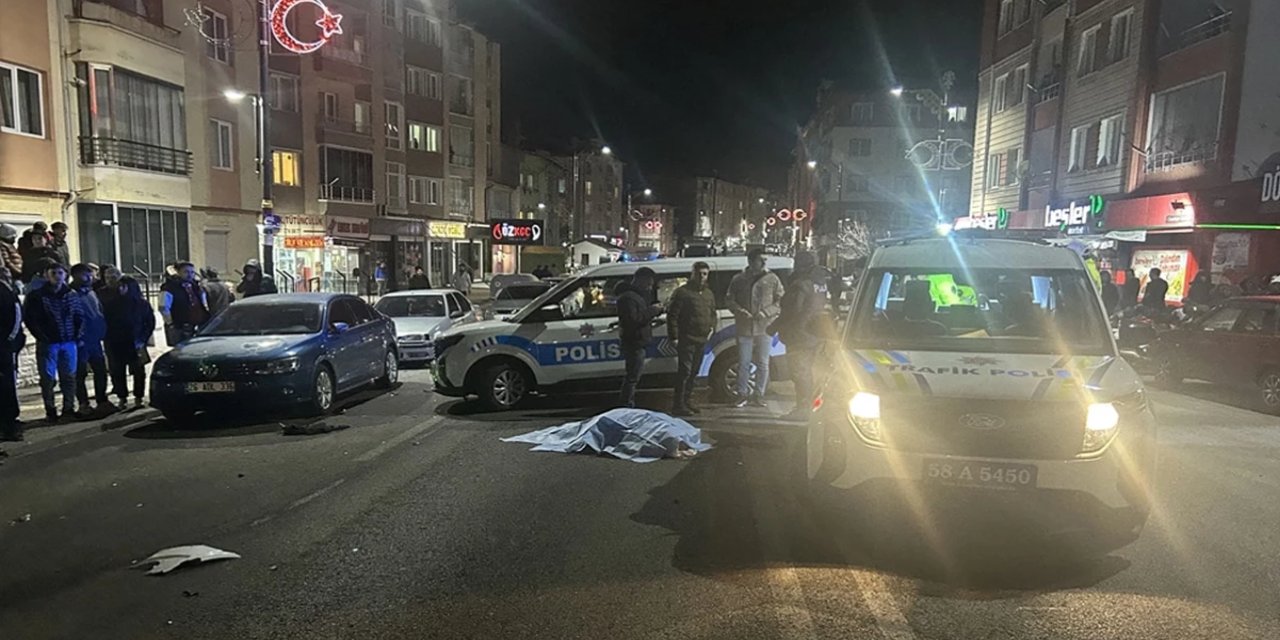 Sivas'ta teravihe giden gelin ve kaynanaya otomobil çarptı: Kaynana vefat etti